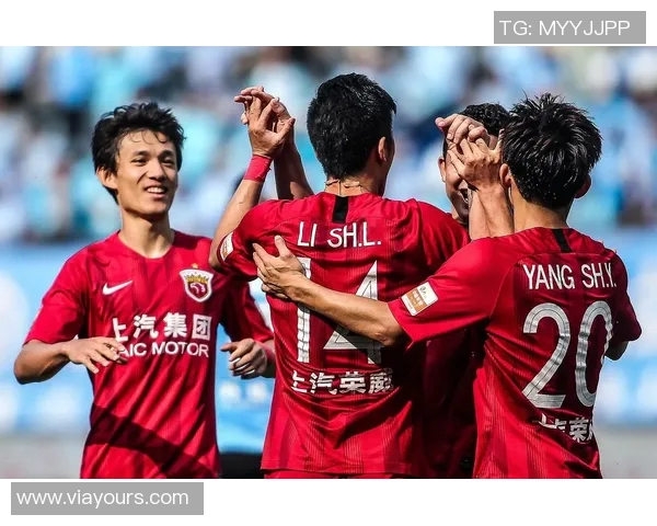 南建业迎战上海上港争夺中超联赛关键三分的精彩对决