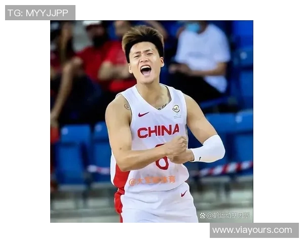 赵睿带领中国男篮奋勇争先展现青春风采与拼搏精神的精彩瞬间