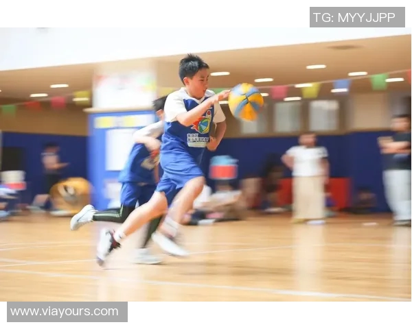 周鹏：从篮球场上的巨星到生活中的奋斗者，见证梦想与坚持的力量