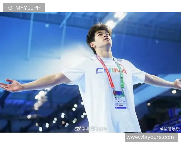 胡明轩：从青涩新星到篮球场上的闪耀巨星的成长之路与未来展望