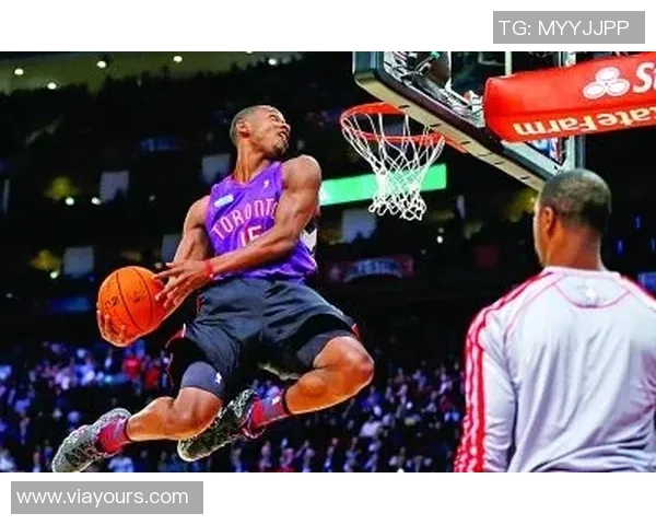 罗斯在对阵热火的比赛中上演三记精彩扣篮引爆全场 罗斯在对阵热火的比赛中上演三记精彩扣篮引爆全场